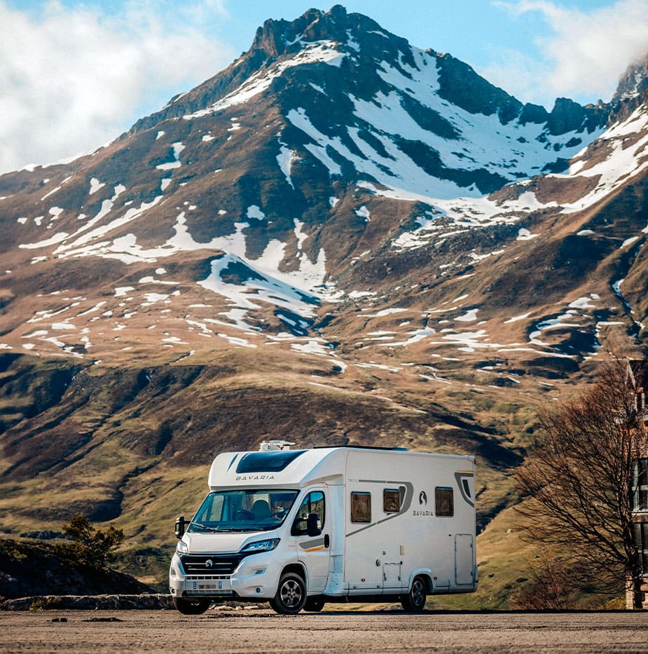 Autocaravana aparcada frente al mar tras su entrega